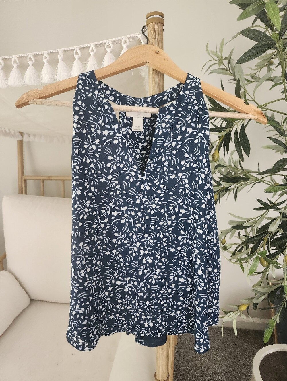 Like New Loft Sleeveless Navy Floral Print V-Neck Top XXSP